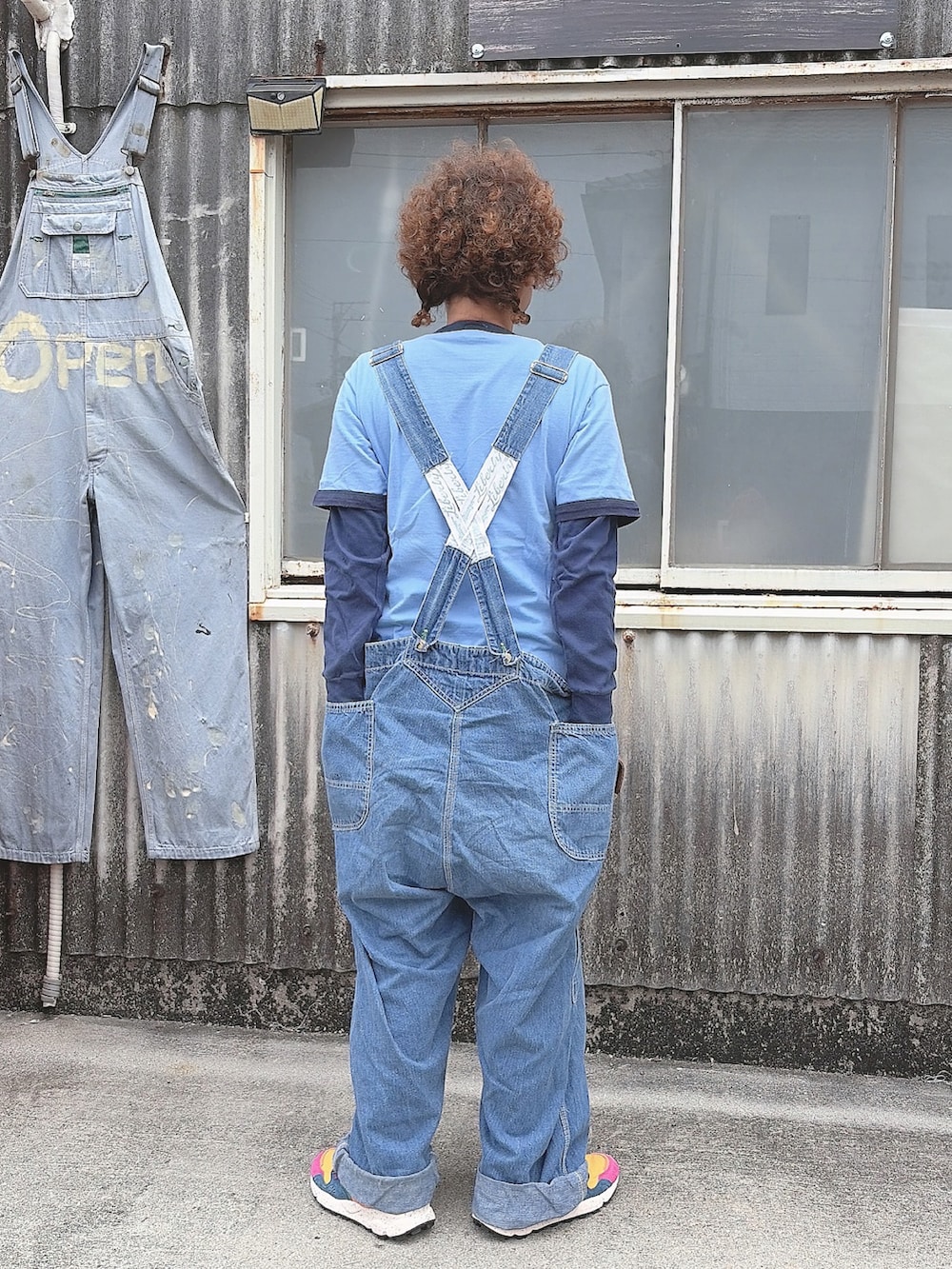ブルー系のTシャツ/カットソー、ブルー系のサロペット/オーバーオール、その他のスニーカーを着用したレディースの春コーディネートの2枚目の写真