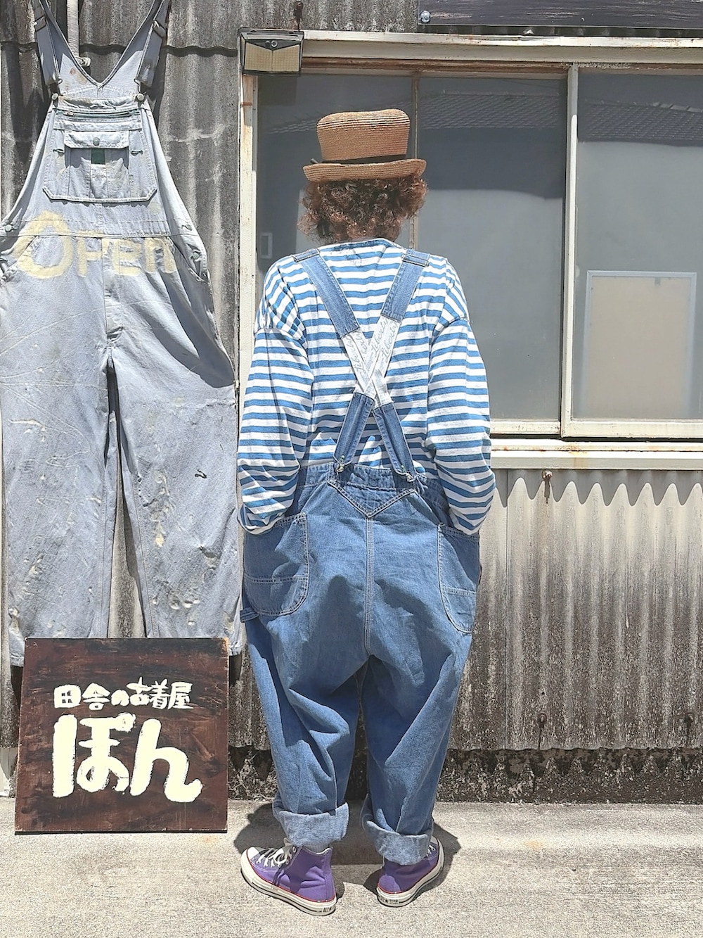パープル系のスニーカー、ブルー系のTシャツ/カットソー、ブルー系のサロペット/オーバーオールを着用したレディースの春コーディネートの2枚目の写真