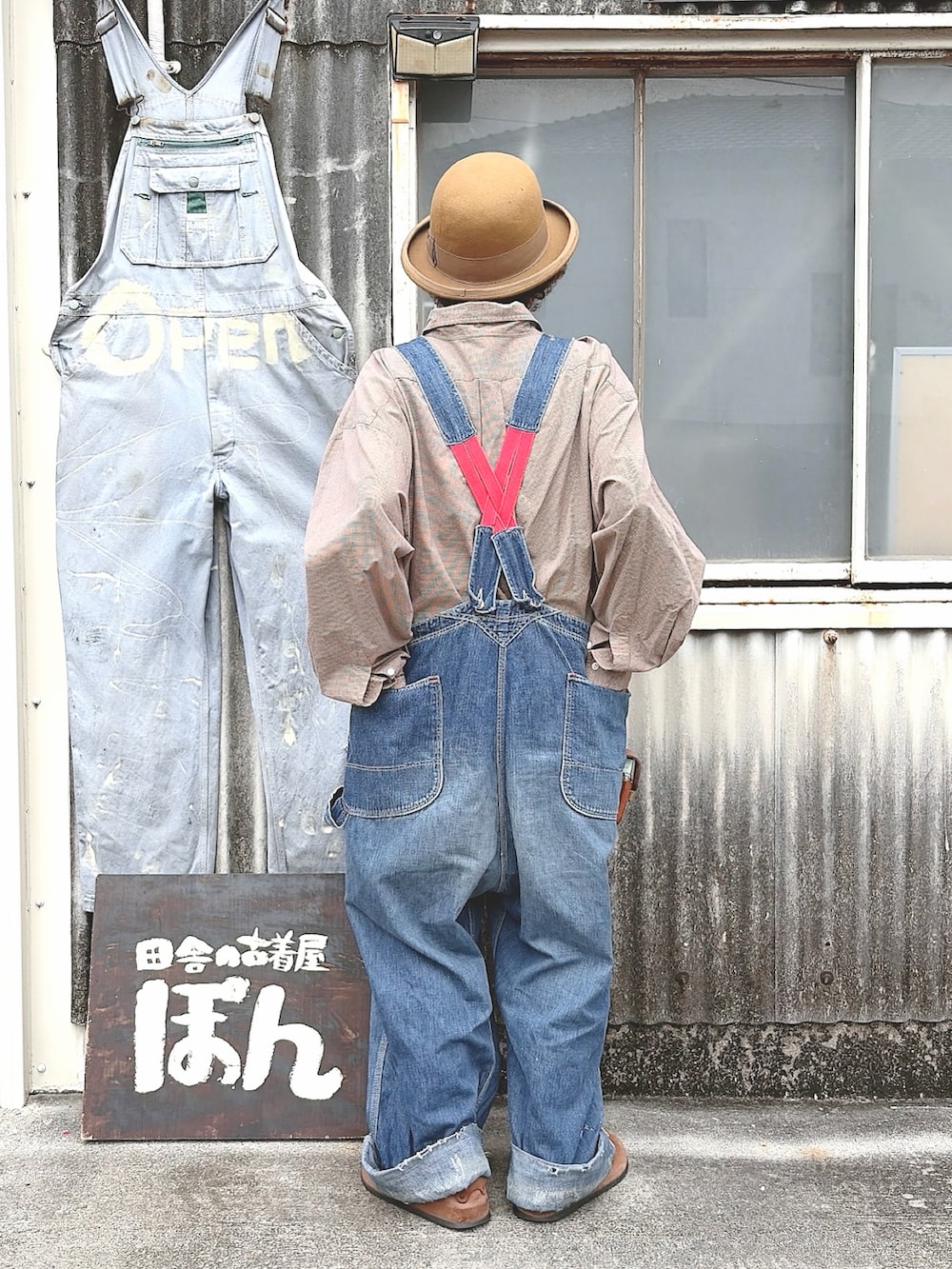 ブラウン系のシャツ/ブラウス、ブルー系のサロペット/オーバーオール、ブラウン系のその他シューズを着用したレディースの秋コーディネートの2枚目の写真