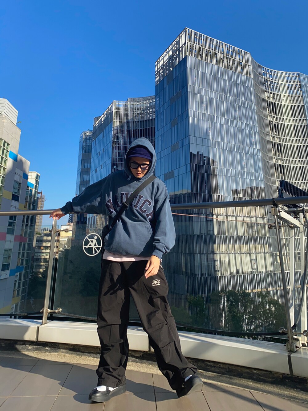 「nautica、NIKE、WHO’S WHO gallery、UNIQLO」｜「WHO'S WHO galleryのアイテム（パンツ、ブラック系）」を使った、“Toro”さん（メンズ・165cm）の秋コーディネートの2枚目の写真