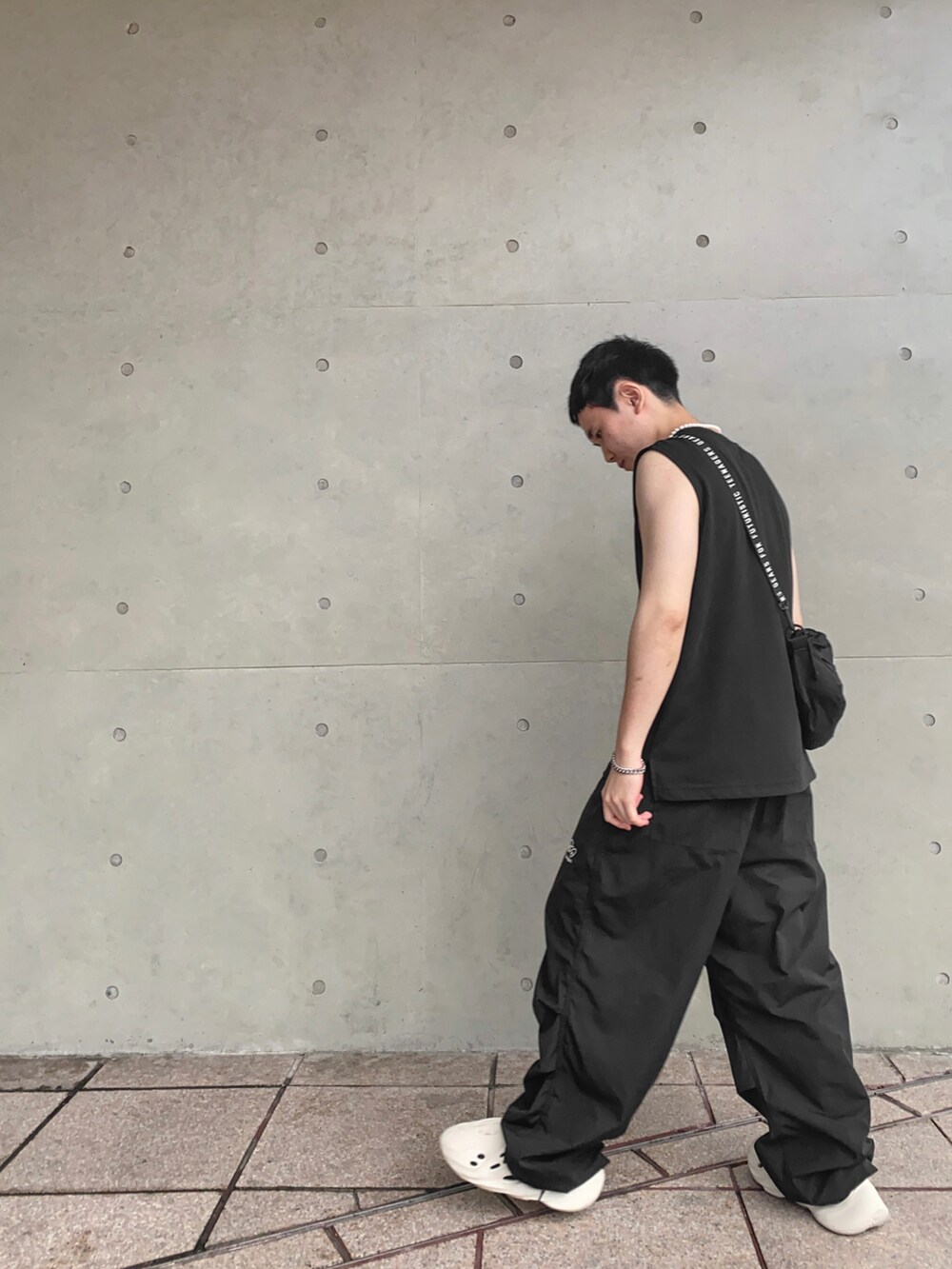 「UNIQLO、yeezy、WHO’S WHO gallery」｜「WHO'S WHO galleryのアイテム（パンツ、ブラック系）」を使った、“Toro”さん（メンズ・165cm）の夏コーディネートの2枚目の写真