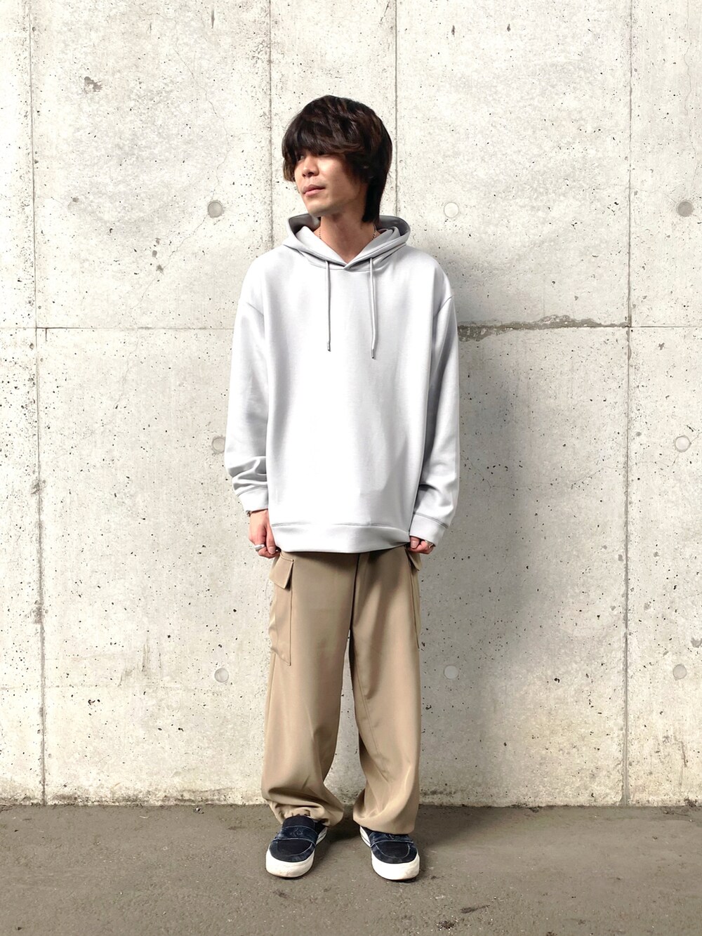「メンズコーデ、ビッグシルエット、おしゃれさんと繋がりたい、大人カジュアル、ゆるコーデ、ワイドパンツ、春コーデ、カーゴパンツ、ベージュ、パーカー、パーカーコーデ、プチプラコーデ、Junred、ミリタリー、グレー」｜「JUNREDのソフトスウェットプルパーカー（パーカー、ベージュ系）」を使った、ササキさん（メンズ・172cm）の冬コーディネートの2枚目の写真