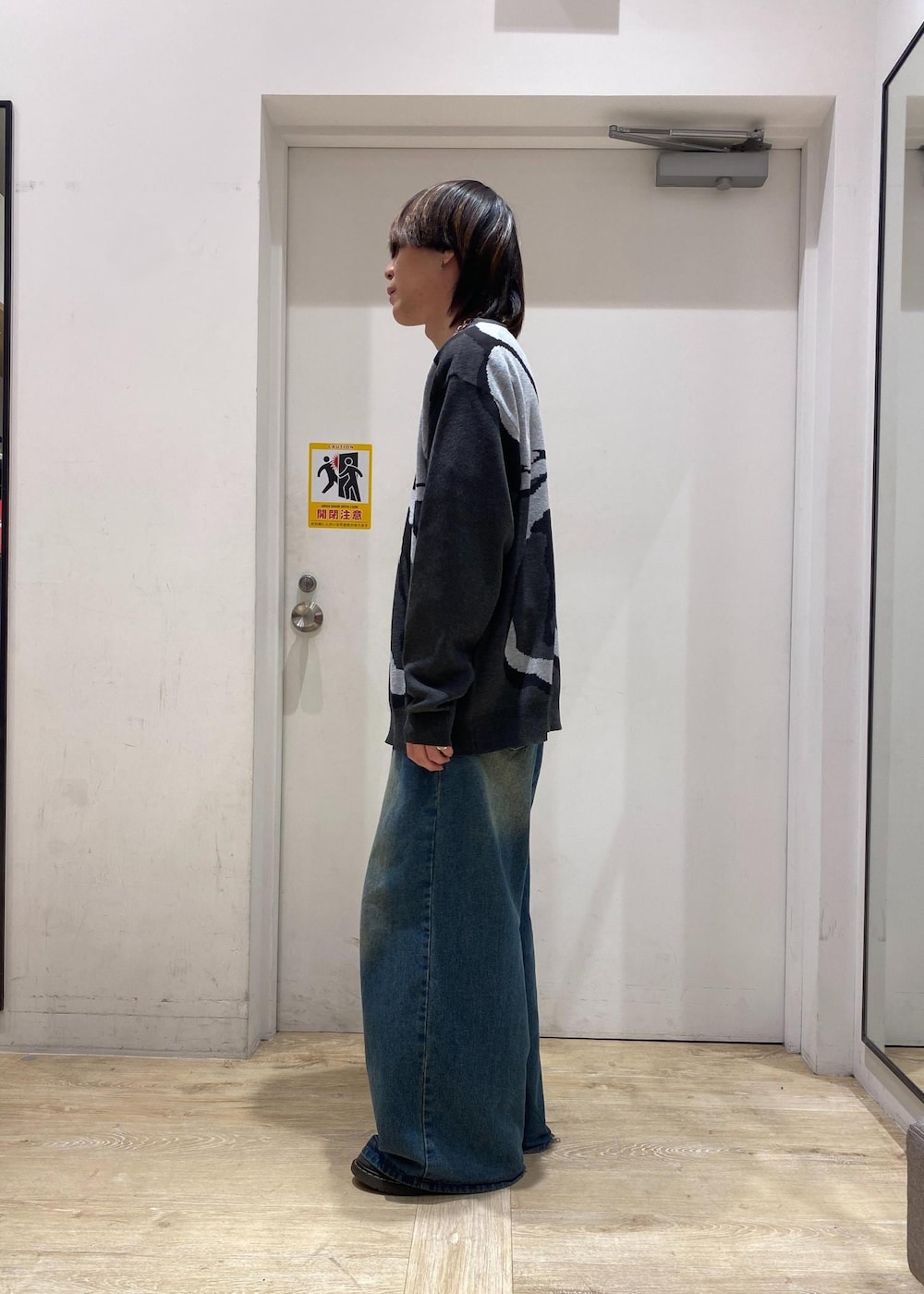 「フラワー、ニット、初春コーデ、春コーデ、JUNRed、ナチュラル、ブルべ冬、オイリー、トップス、ニット/セーター、パンツ、デニムパンツ、ANK75030、ANS75000、Mbottoms_pickup」｜「JUNREDのボリュームカットストレートデニムパンツ（デニムパンツ、ブルー系）」を使った、ササキさん（メンズ・172cm）の冬コーディネートの2枚目の写真