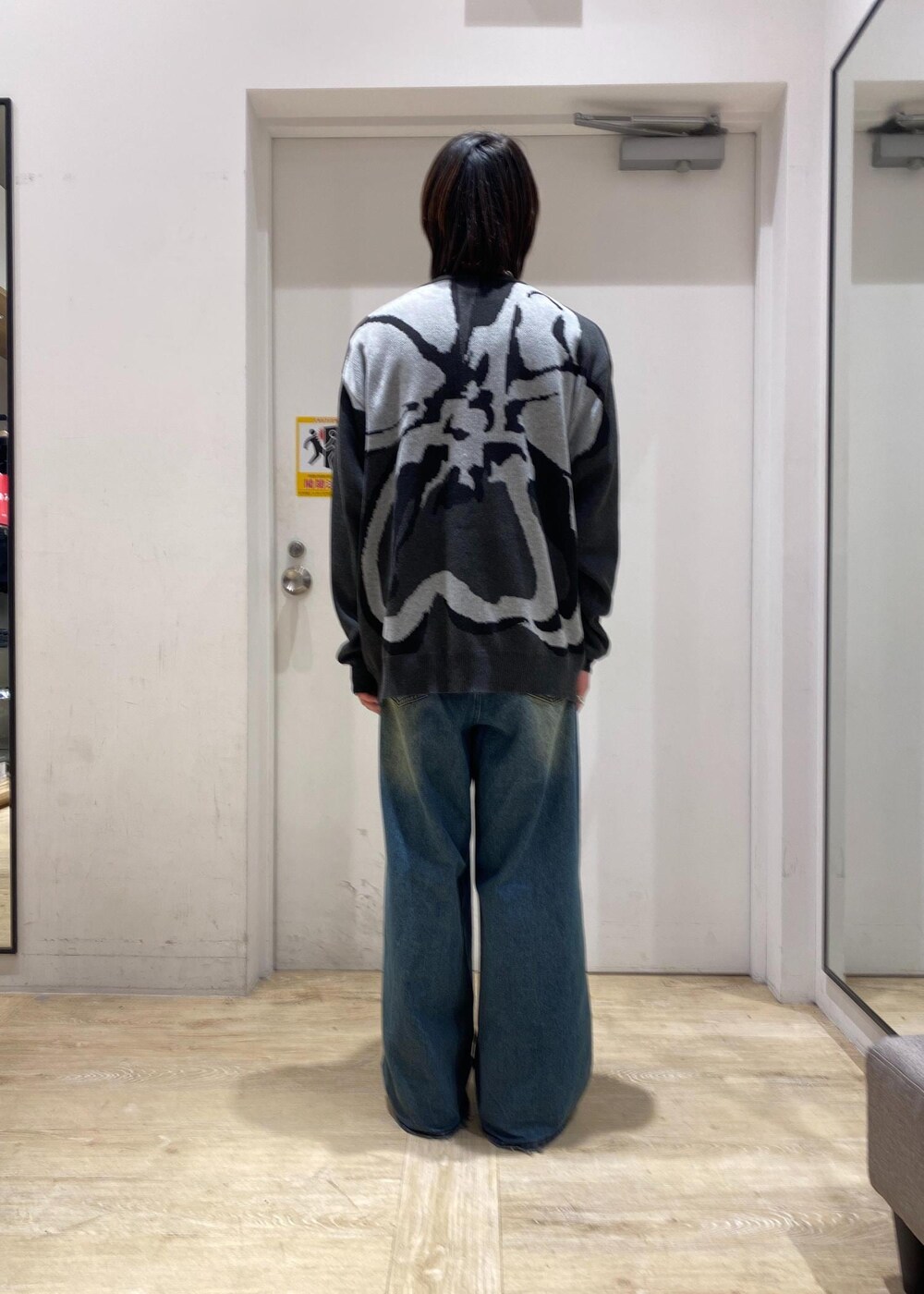 「フラワー、ニット、初春コーデ、春コーデ、JUNRed、ナチュラル、ブルべ冬、オイリー、トップス、ニット/セーター、パンツ、デニムパンツ、ANK75030、ANS75000、Mbottoms_pickup」｜「JUNREDのボリュームカットストレートデニムパンツ（デニムパンツ、ブルー系）」を使った、ササキさん（メンズ・172cm）の冬コーディネートの3枚目の写真