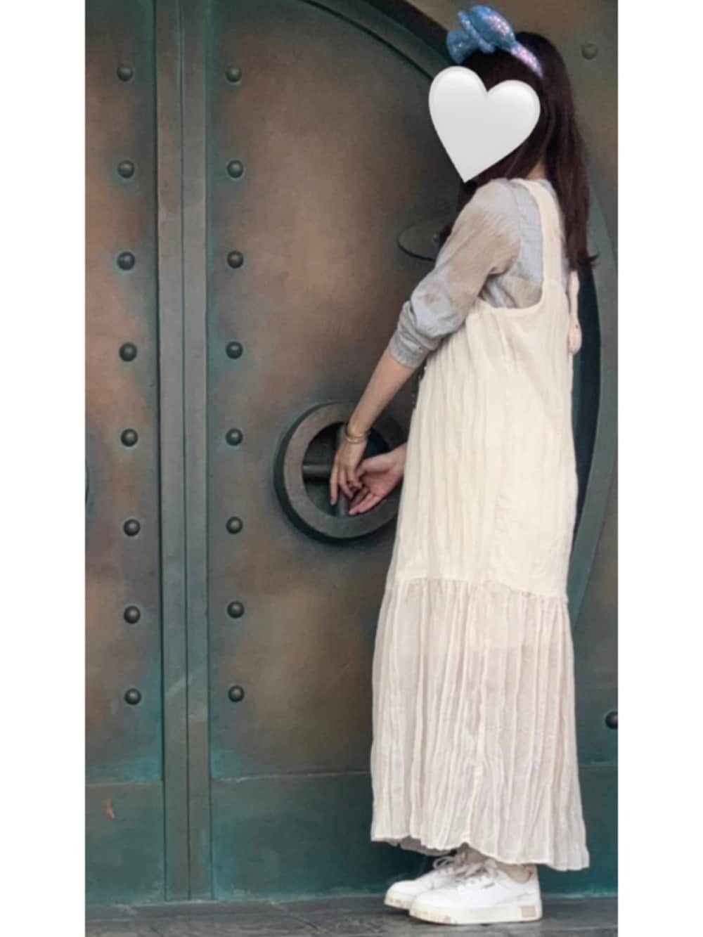 ホワイト系のワンピース、グレー系のTシャツ/カットソー、ホワイト系のスニーカーを着用したレディースの春コーディネートの2枚目の写真