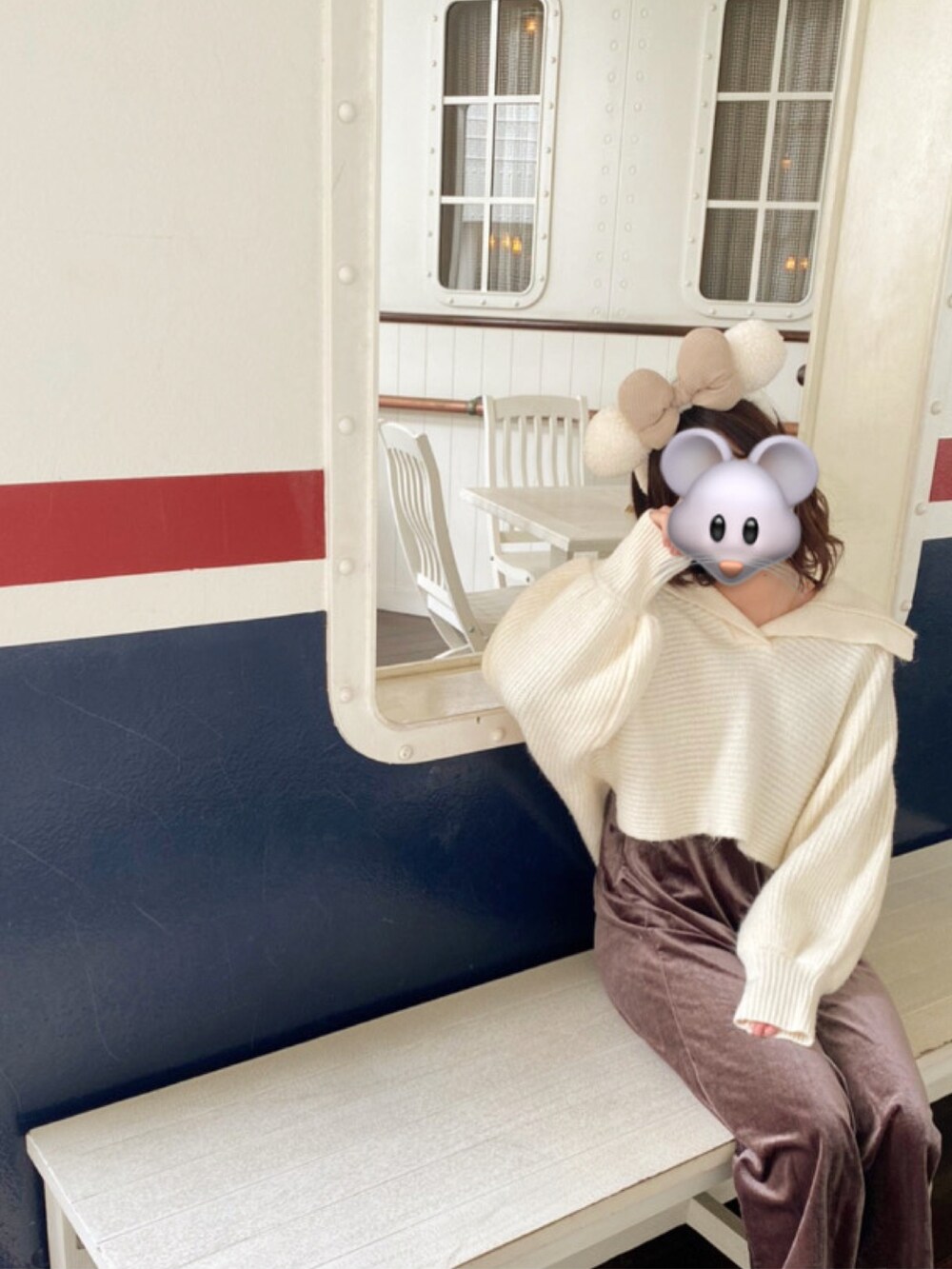 ホワイト系のニット/セーター、ブラウン系のワンピースを着用したレディースの秋コーディネートの2枚目の写真