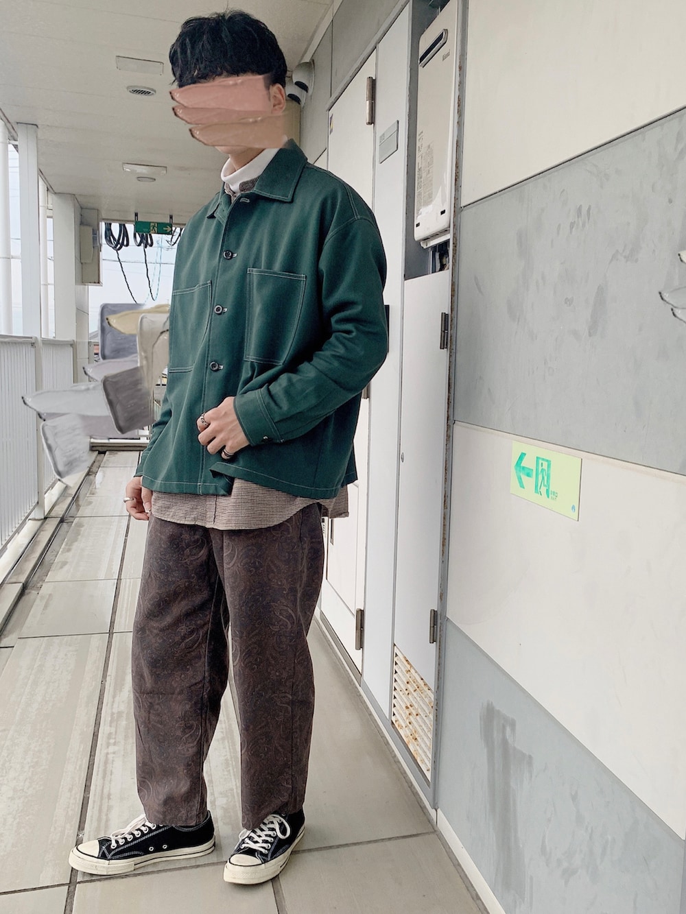 「おしゃれさんと繋がりたい、柄パンツ、コート、大学生、コンバース、トートバッグ、レイヤード、冬コーデ、冬、ステンカラーコート、古着MIX、古着」｜「usedのアイテム（ステンカラーコート、ホワイト系）」を使った、ふみふみさん（メンズ・172cm）の冬コーディネートの2枚目の写真