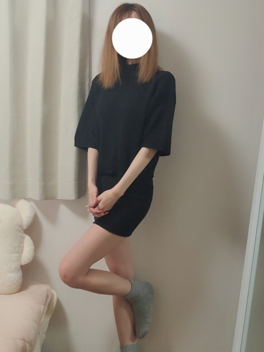 ブラック系のTシャツ/カットソー、ブラック系のスカートを着用したレディースの春コーディネートの2枚目の写真