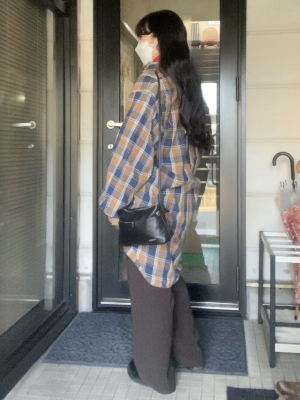 ブラウン系のシャツ/ブラウス、ブラウン系のその他パンツ、ブラック系のドレスシューズを着用したレディースの春コーディネートの2枚目の写真