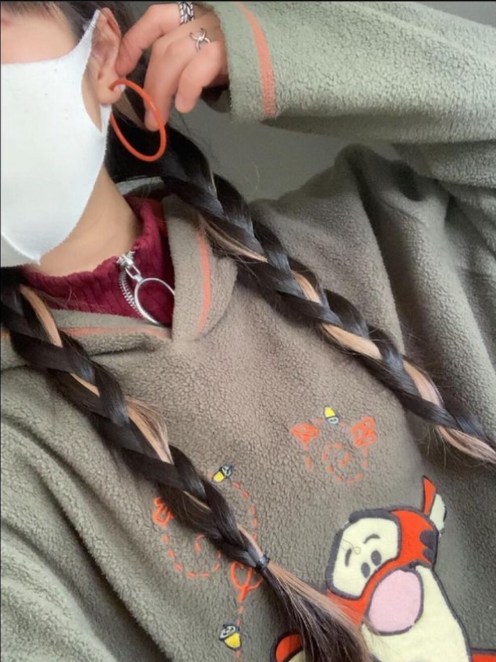 ブラウン系のその他パンツ、ブラウン系のシューズ、グリーン系のパーカーを着用したレディースの冬コーディネートの2枚目の写真