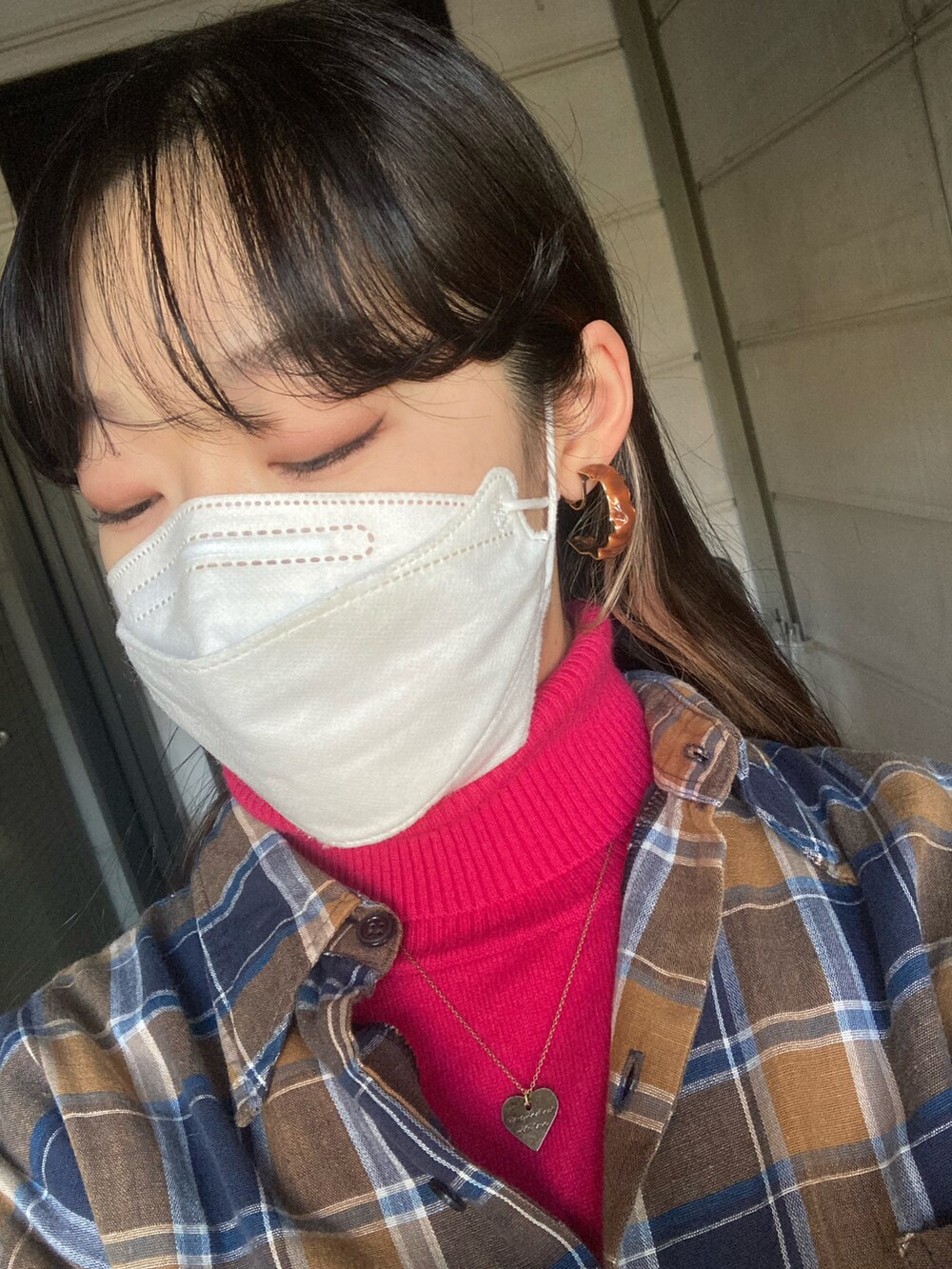 ブラウン系のシャツ/ブラウス、ブラウン系のその他パンツ、ブラック系のドレスシューズを着用したレディースの春コーディネートの3枚目の写真