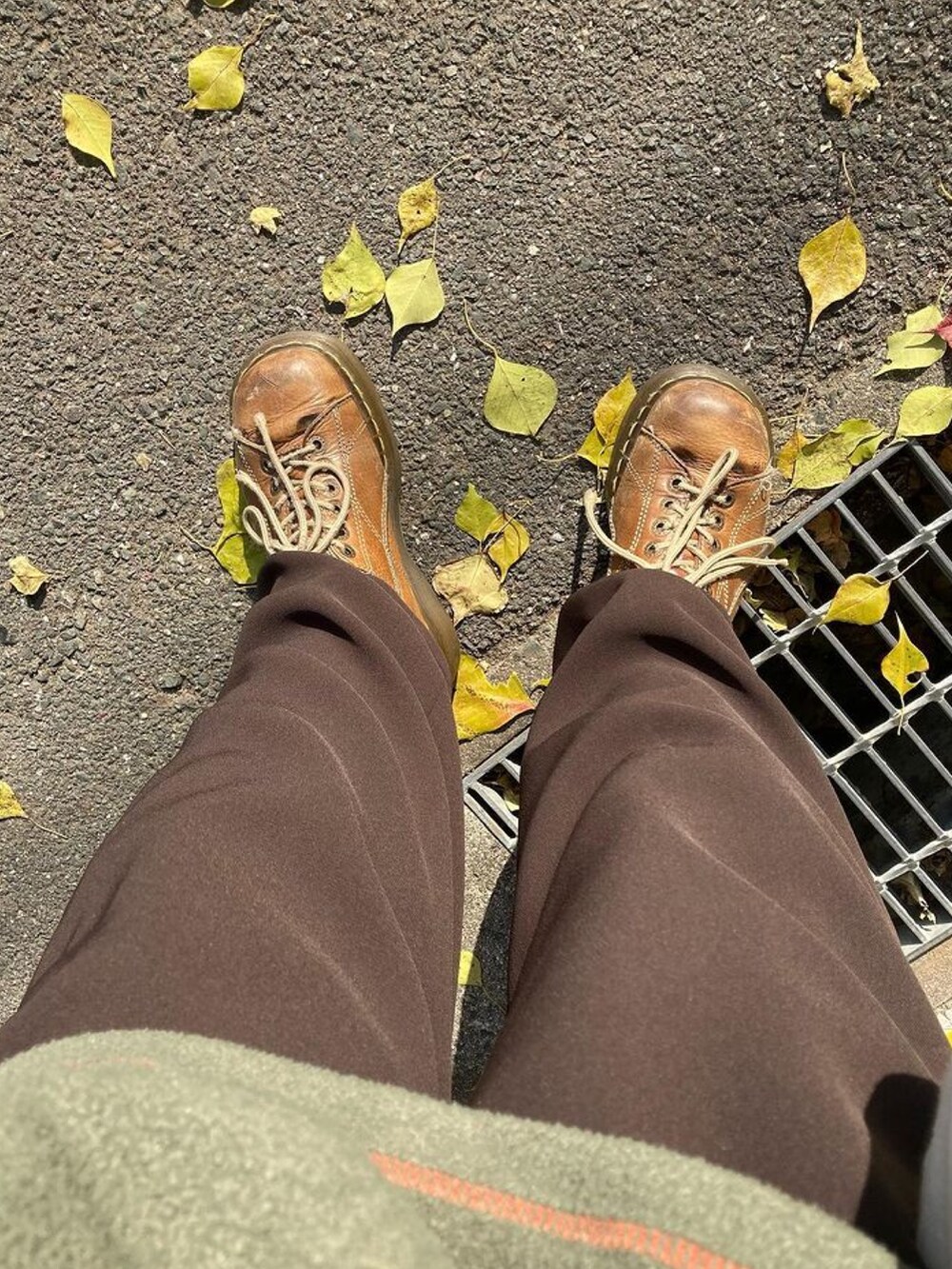 ブラウン系のその他パンツ、ブラウン系のシューズ、グリーン系のパーカーを着用したレディースの冬コーディネートの3枚目の写真