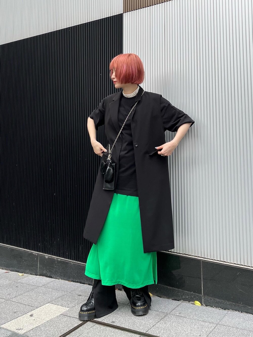 ブラック系のその他アウター、ブラック系のバッグ、ブラック系のTシャツ/カットソーを着用したレディースの夏コーディネートの2枚目の写真