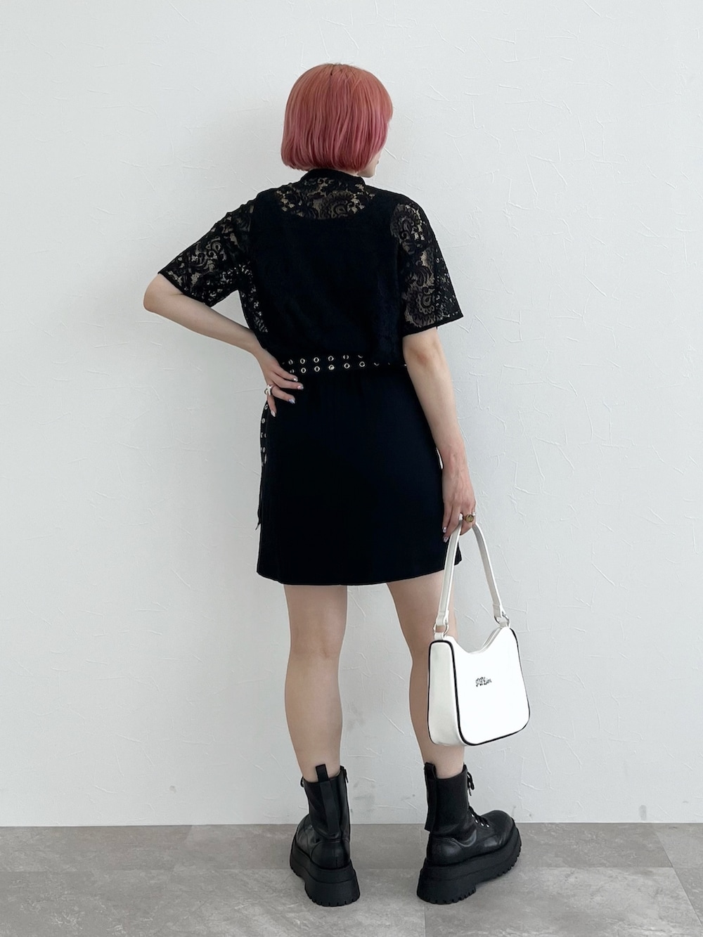 ブラック系のシャツ/ブラウス、ブラック系のトップス、ブラック系のスカートを着用したレディースの夏コーディネートの3枚目の写真