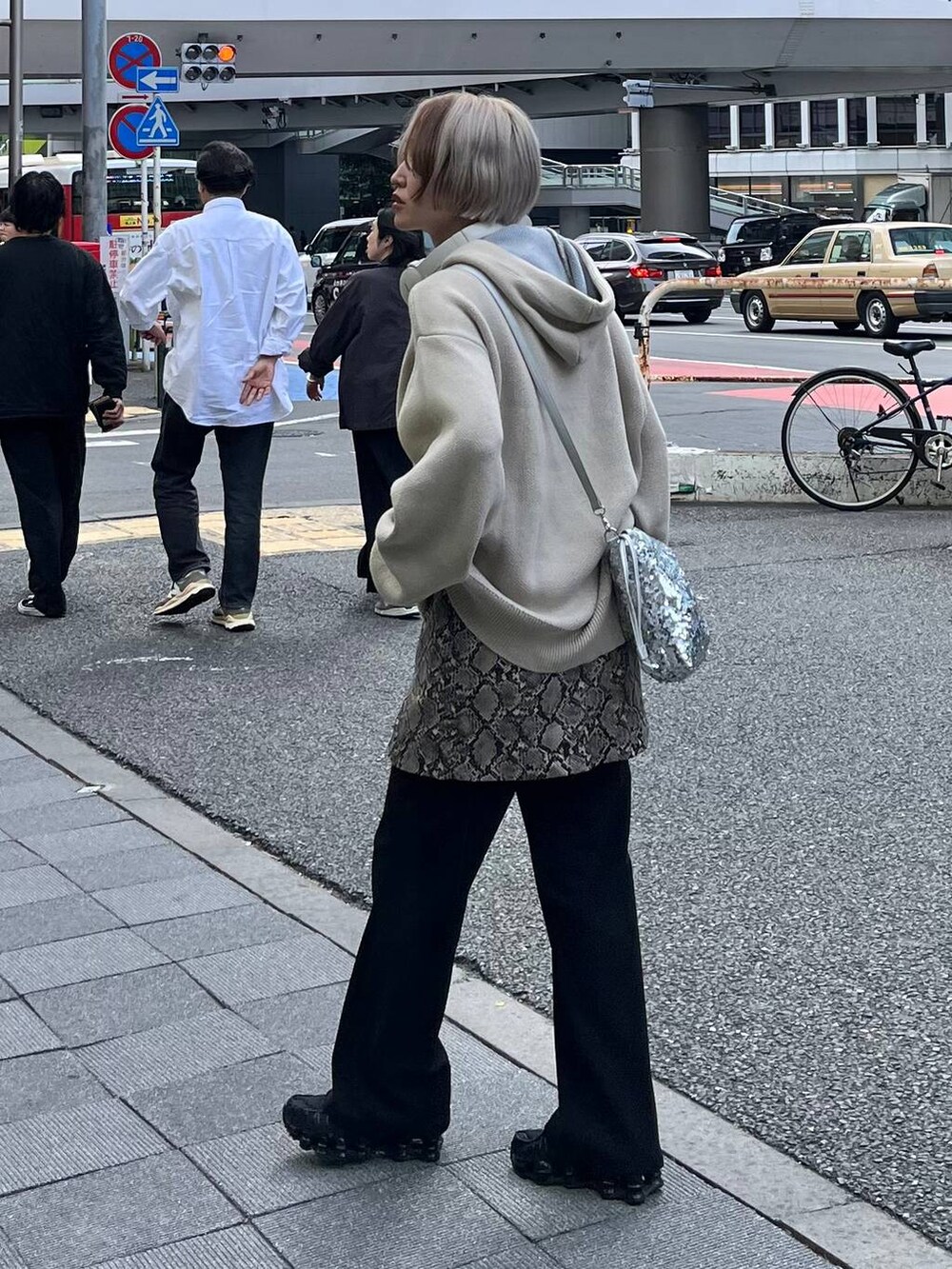 ブラック系のその他パンツ、シルバー系のショルダーバッグ、ベージュ系のニット/セーターを着用したレディースの秋コーディネートの2枚目の写真