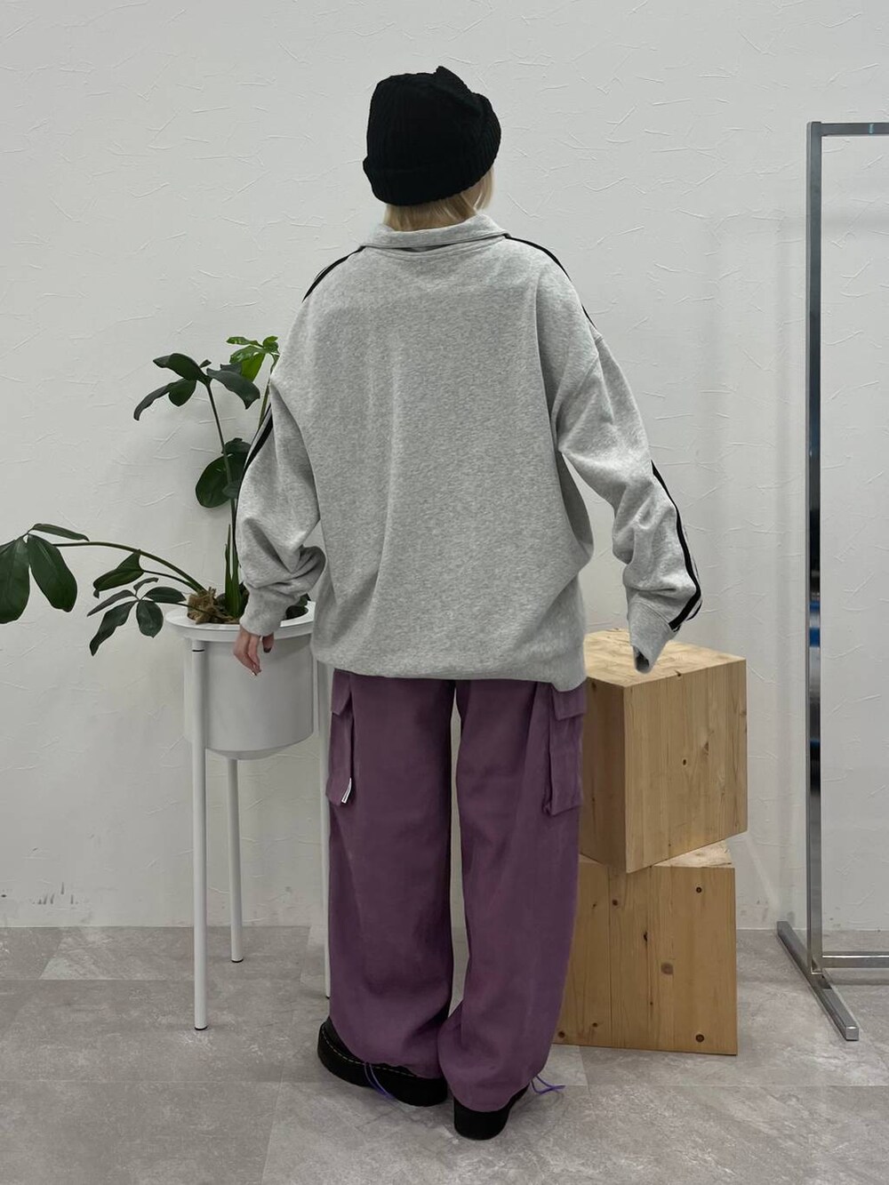 グレー系のスウェット、パープル系のその他パンツ、ブラック系のニットキャップ/ビーニーを着用したレディースの秋コーディネートの2枚目の写真