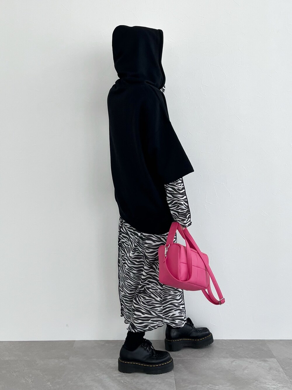 ブラック系のパーカー、その他のワンピース、ピンク系のショルダーバッグを着用したレディースの春コーディネートの5枚目の写真