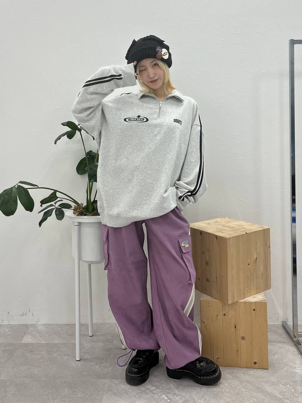 グレー系のスウェット、パープル系のその他パンツ、ブラック系のニットキャップ/ビーニーを着用したレディースの秋コーディネートの3枚目の写真