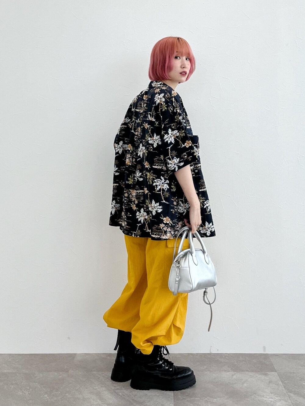 ブラック系のシャツ/ブラウス、ブラック系のキャミソール、イエロー系のその他パンツを着用したレディースの夏コーディネートの2枚目の写真