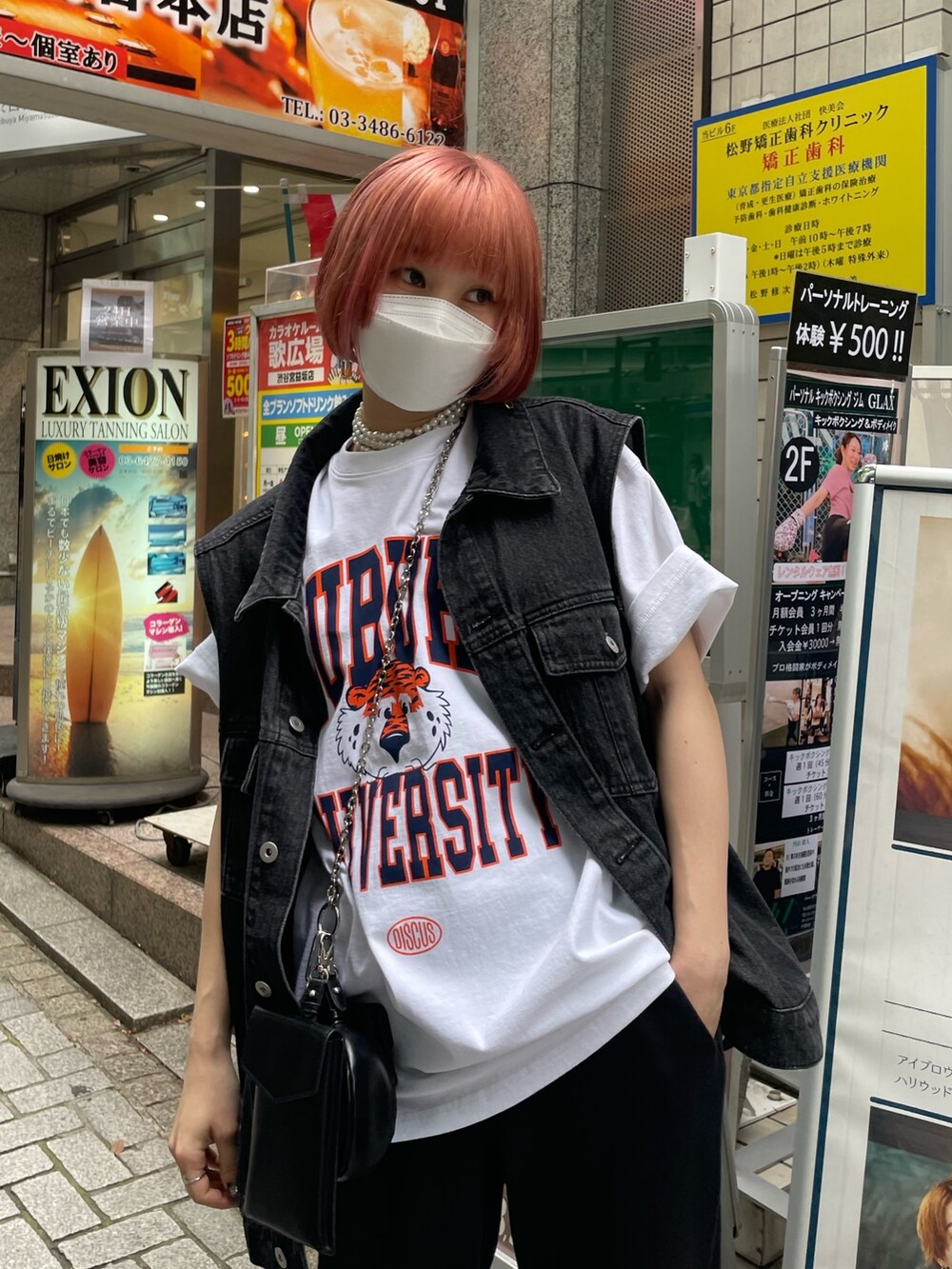 ホワイト系のTシャツ/カットソー、ブラック系のベスト、ブラック系のスウェットパンツを着用したレディースの夏コーディネートの3枚目の写真