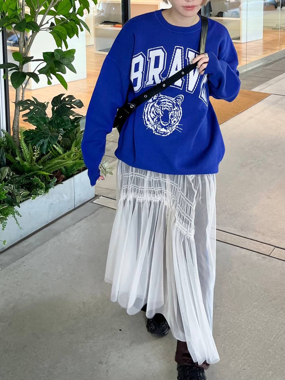 ブラウン系のその他パンツ、ホワイト系のスカート、ブルー系のニット/セーターを着用したレディースの秋コーディネートの2枚目の写真