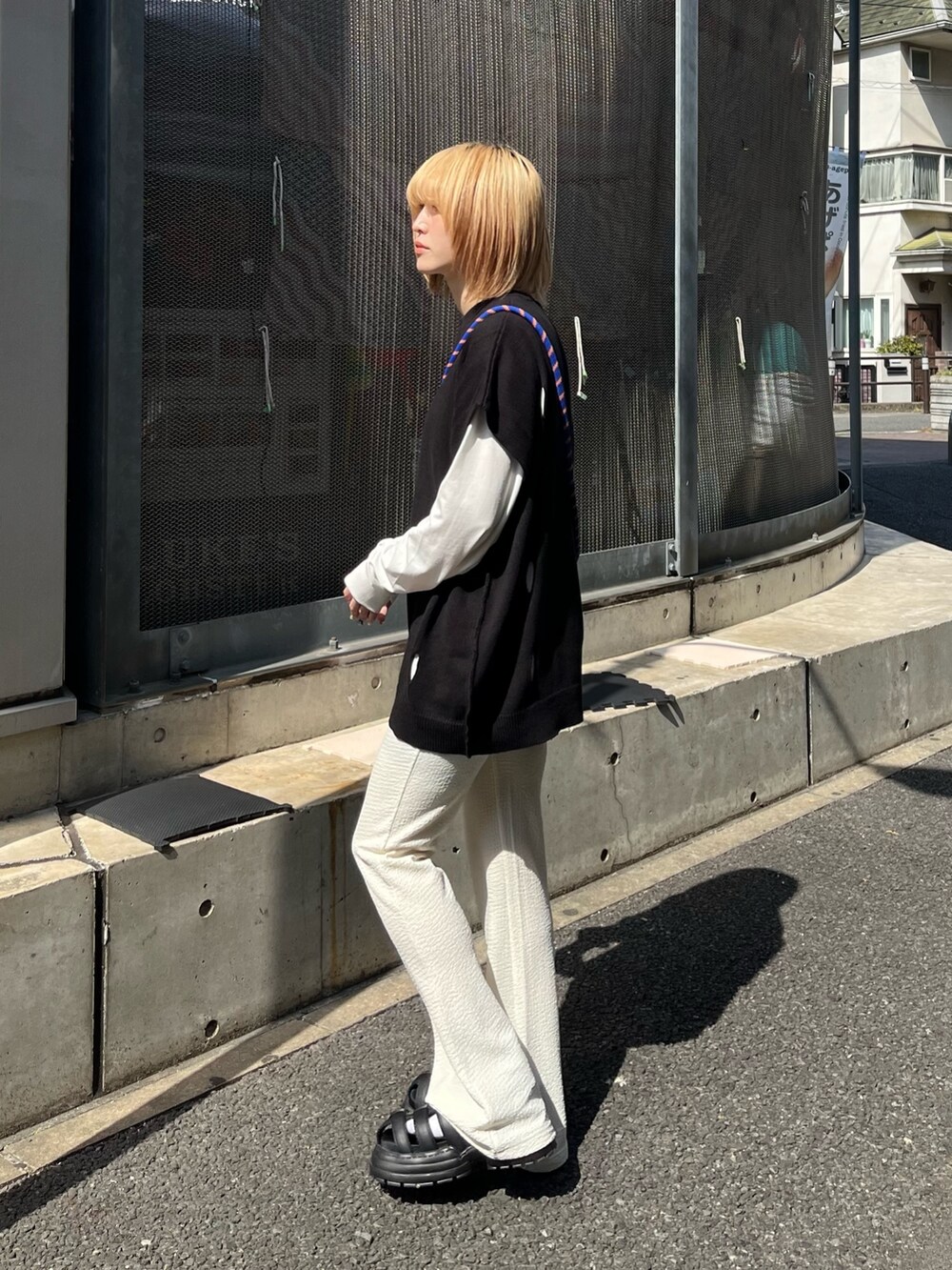 ホワイト系のTシャツ/カットソー、ホワイト系のその他パンツ、ブラック系のサンダルを着用したレディースの春コーディネートの2枚目の写真