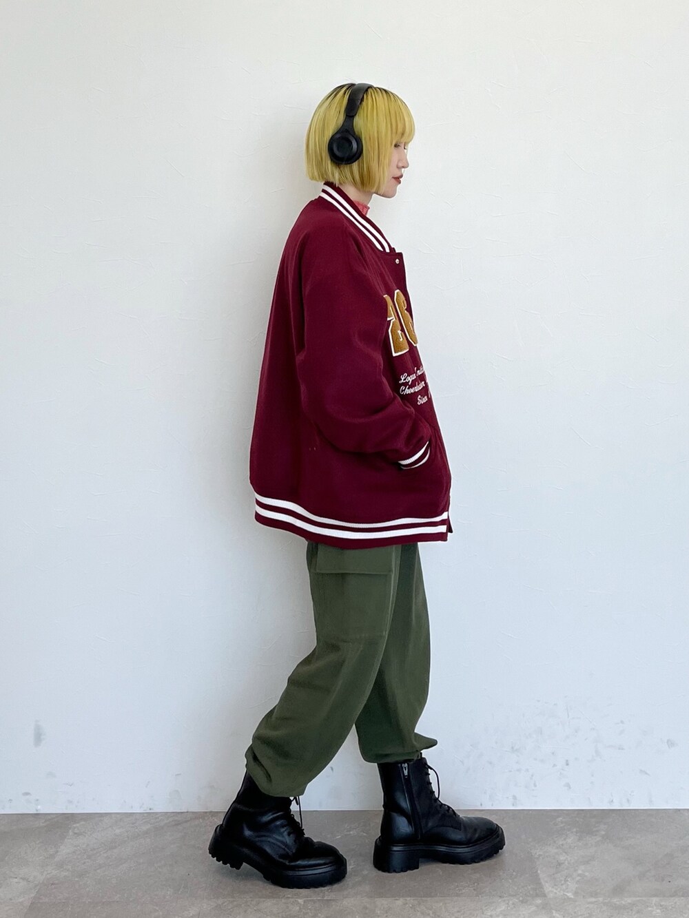 ピンク系のTシャツ/カットソー、レッド系のブルゾン、グリーン系のカーゴパンツを着用したレディースの秋コーディネートの2枚目の写真