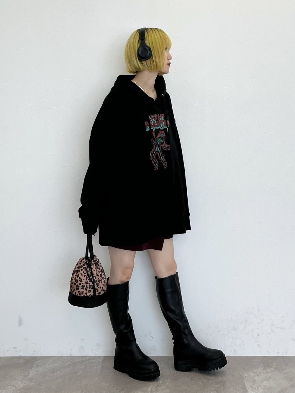 ブラック系のパーカー、レッド系のその他パンツ、その他のショルダーバッグを着用したレディースの秋コーディネートの2枚目の写真