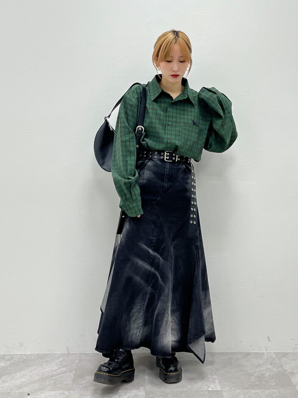 グリーン系のシャツ/ブラウス、ブラック系のデニムスカート、ブラック系のショルダーバッグを着用したレディースの冬コーディネートの2枚目の写真