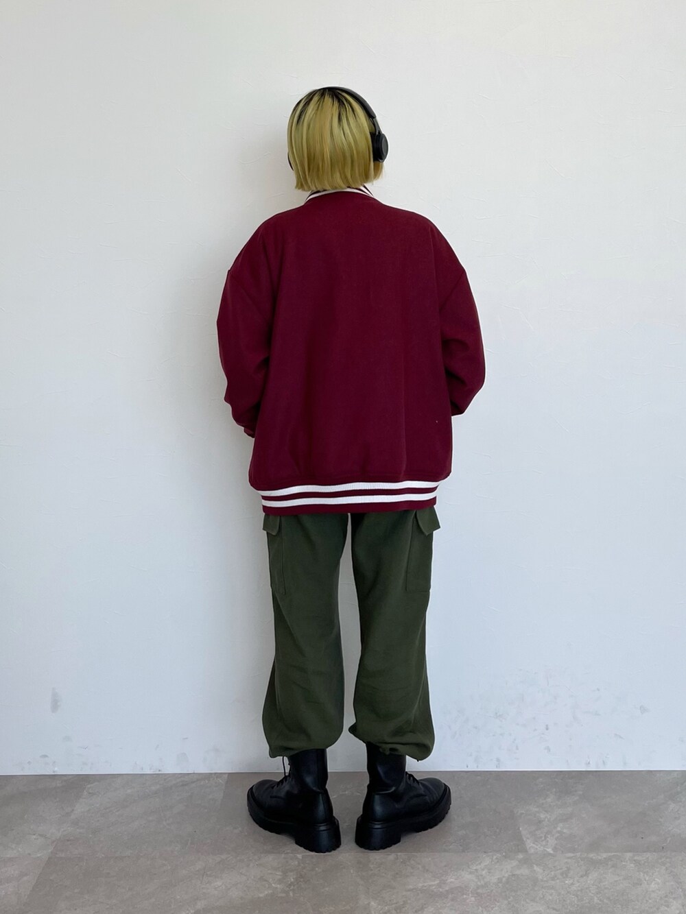 ピンク系のTシャツ/カットソー、レッド系のブルゾン、グリーン系のカーゴパンツを着用したレディースの秋コーディネートの3枚目の写真