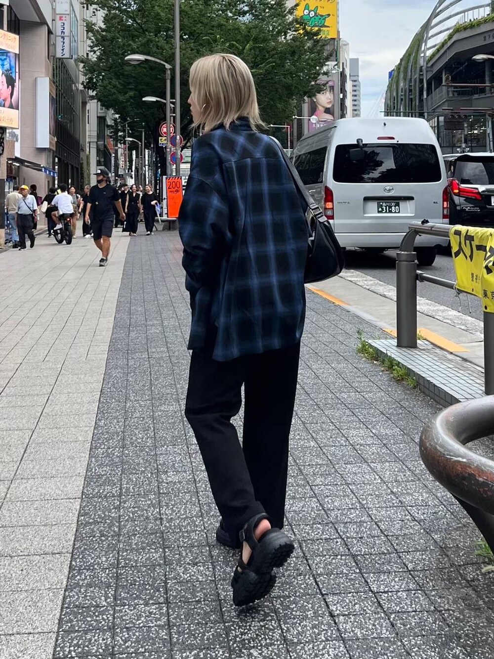 ブラック系のその他パンツ、ブラック系のサンダル、ブラック系のショルダーバッグを着用したレディースの秋コーディネートの2枚目の写真