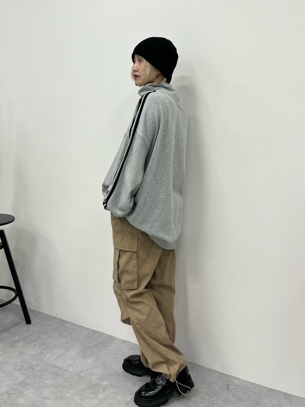 グレー系のスウェット、ベージュ系のカーゴパンツ、ブラック系のその他シューズを着用したレディースの秋コーディネートの2枚目の写真