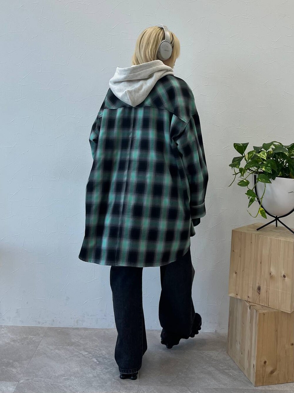 ブラック系のデニムパンツ、グリーン系のシャツ/ブラウス、ベージュ系のパーカーを着用したレディースの秋コーディネートの2枚目の写真
