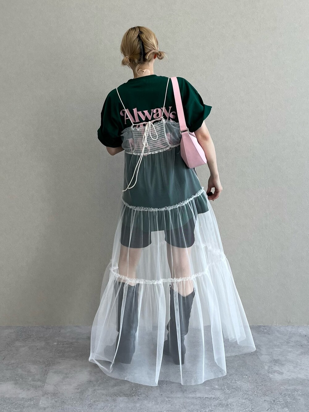 ホワイト系のワンピース、グリーン系のTシャツ/カットソー、ピンク系のショルダーバッグを着用したレディースの春コーディネートの2枚目の写真