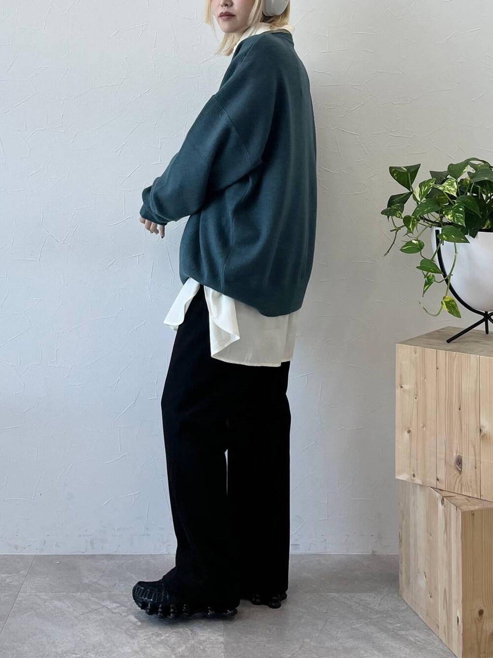 ブラック系のその他パンツ、ホワイト系のシャツ/ブラウス、グリーン系のニット/セーターを着用したレディースの秋コーディネートの2枚目の写真