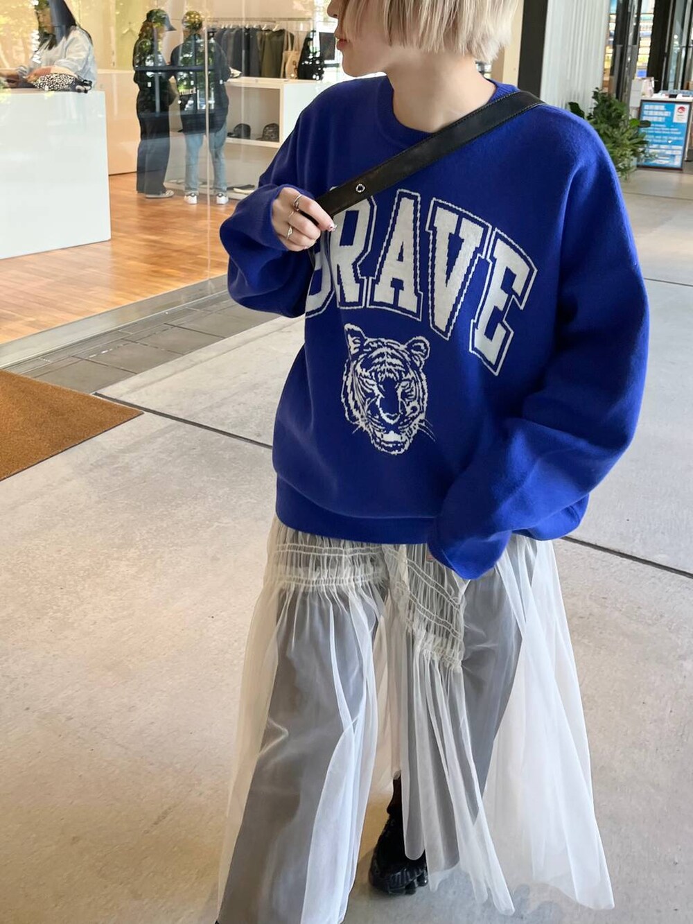 ブラウン系のその他パンツ、ホワイト系のスカート、ブルー系のニット/セーターを着用したレディースの秋コーディネートの3枚目の写真