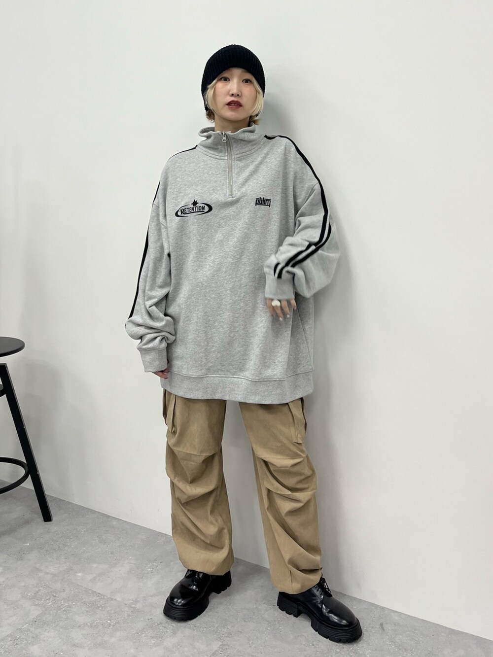 グレー系のスウェット、ベージュ系のカーゴパンツ、ブラック系のその他シューズを着用したレディースの秋コーディネートの3枚目の写真