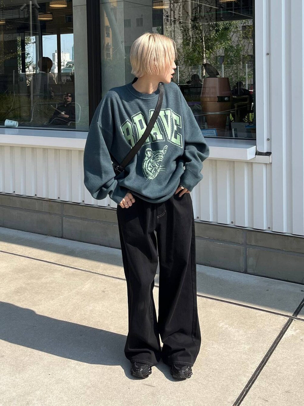 ブラック系のその他パンツ、ブラック系のショルダーバッグ、グリーン系のニット/セーターを着用したレディースの秋コーディネートの2枚目の写真