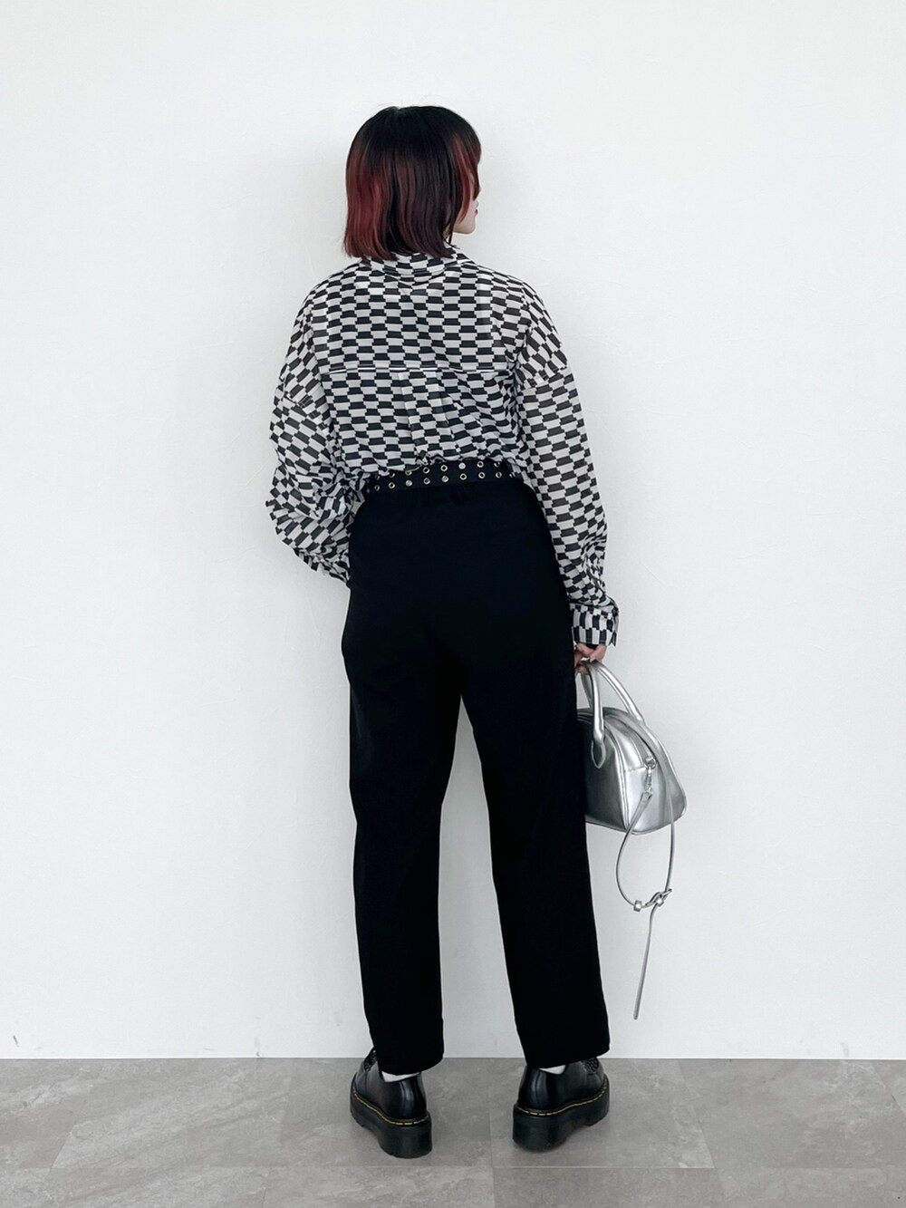 ブラック系のシャツ/ブラウス、ブラック系のその他パンツ、シルバー系のショルダーバッグを着用したレディースの春コーディネートの2枚目の写真