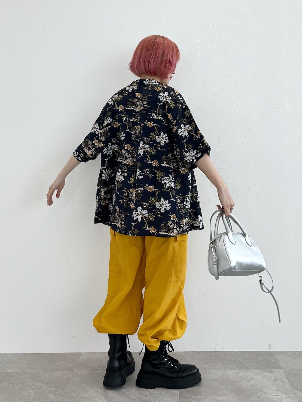 ブラック系のシャツ/ブラウス、ブラック系のキャミソール、イエロー系のその他パンツを着用したレディースの夏コーディネートの3枚目の写真