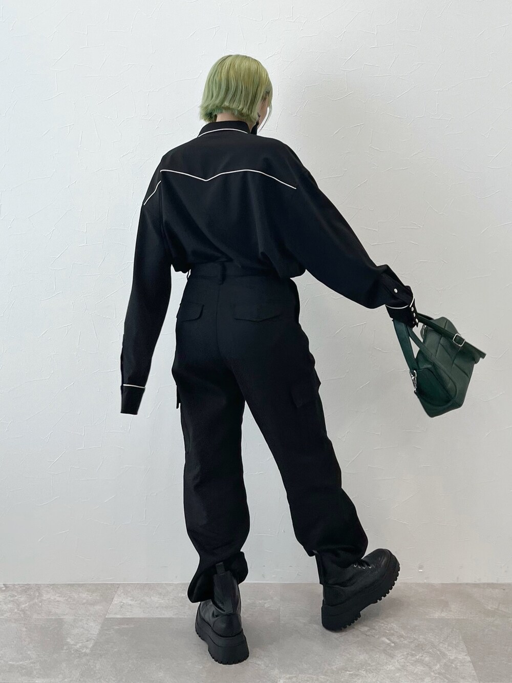ブラック系のシャツ/ブラウス、グリーン系のショルダーバッグ、ブラック系のカーゴパンツを着用したレディースの秋コーディネートの3枚目の写真