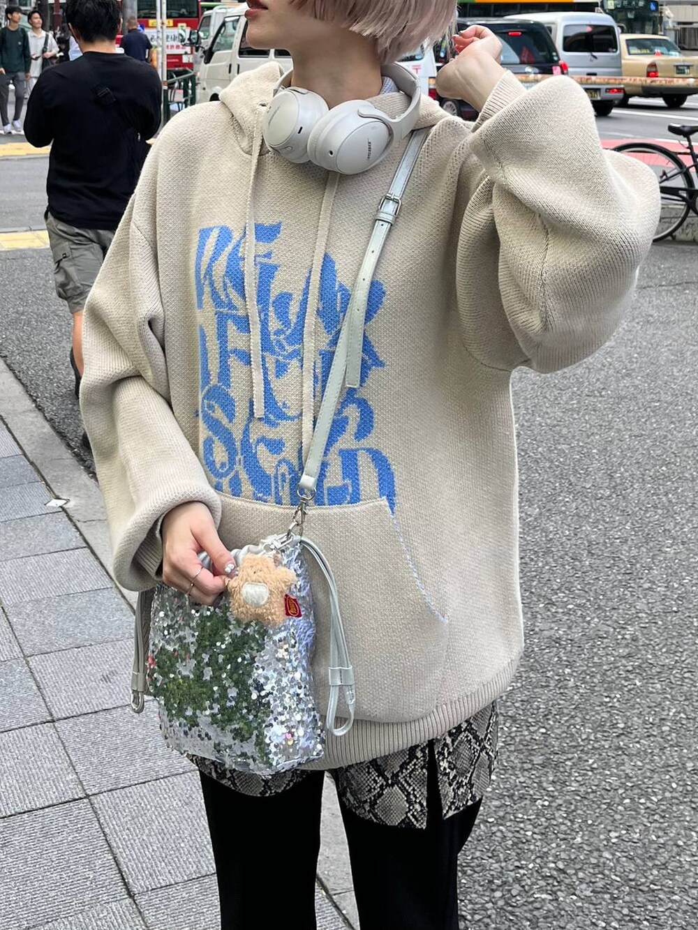 ブラック系のその他パンツ、シルバー系のショルダーバッグ、ベージュ系のニット/セーターを着用したレディースの秋コーディネートの3枚目の写真