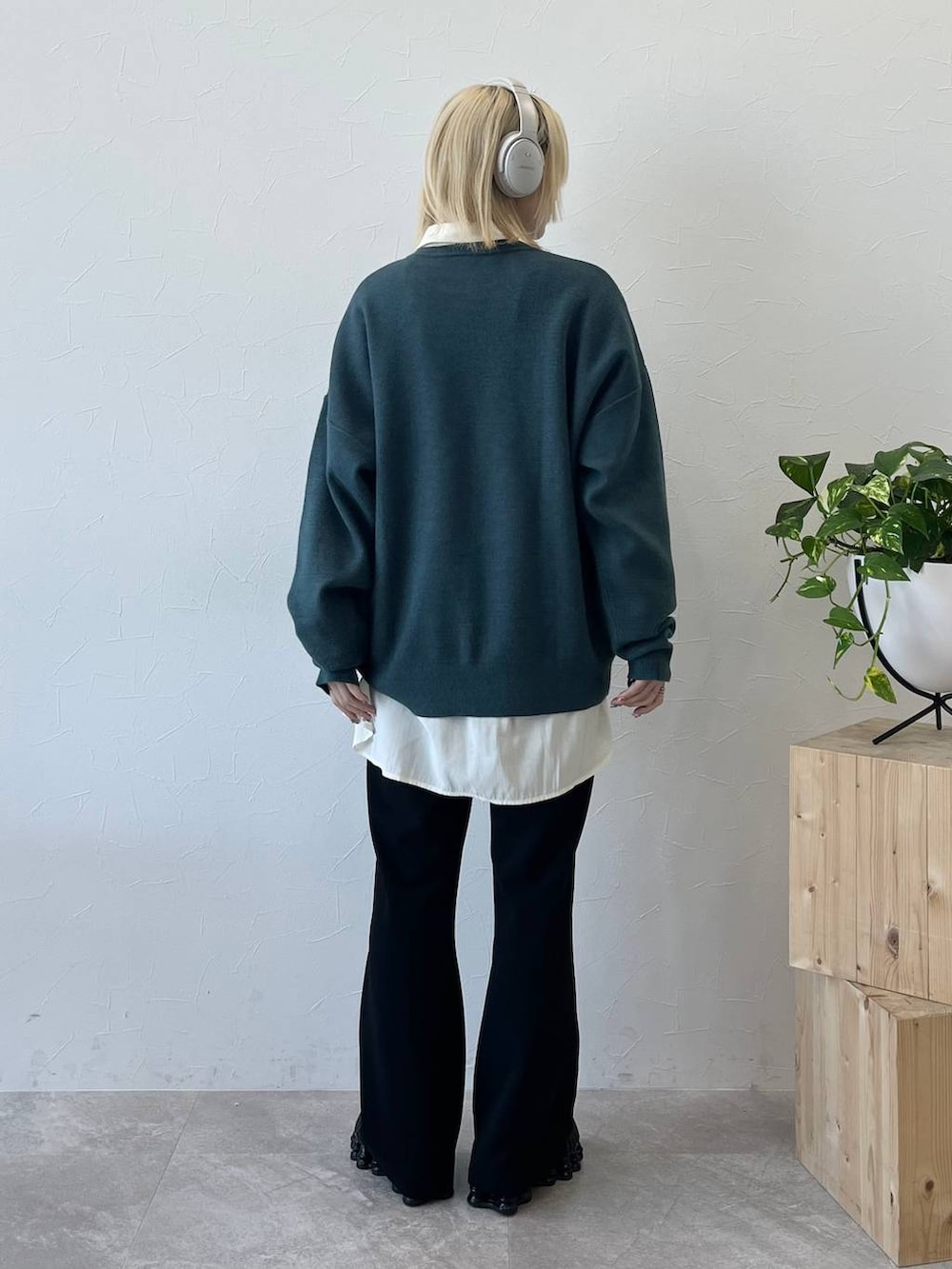 ブラック系のその他パンツ、ホワイト系のシャツ/ブラウス、グリーン系のニット/セーターを着用したレディースの秋コーディネートの3枚目の写真