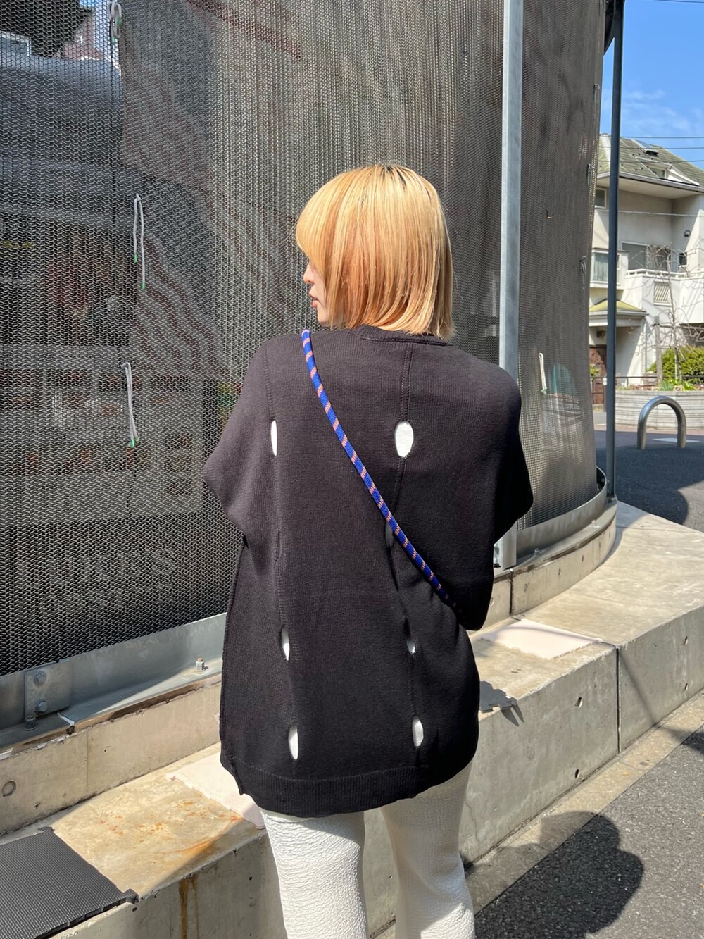 ホワイト系のTシャツ/カットソー、ホワイト系のその他パンツ、ブラック系のサンダルを着用したレディースの春コーディネートの3枚目の写真