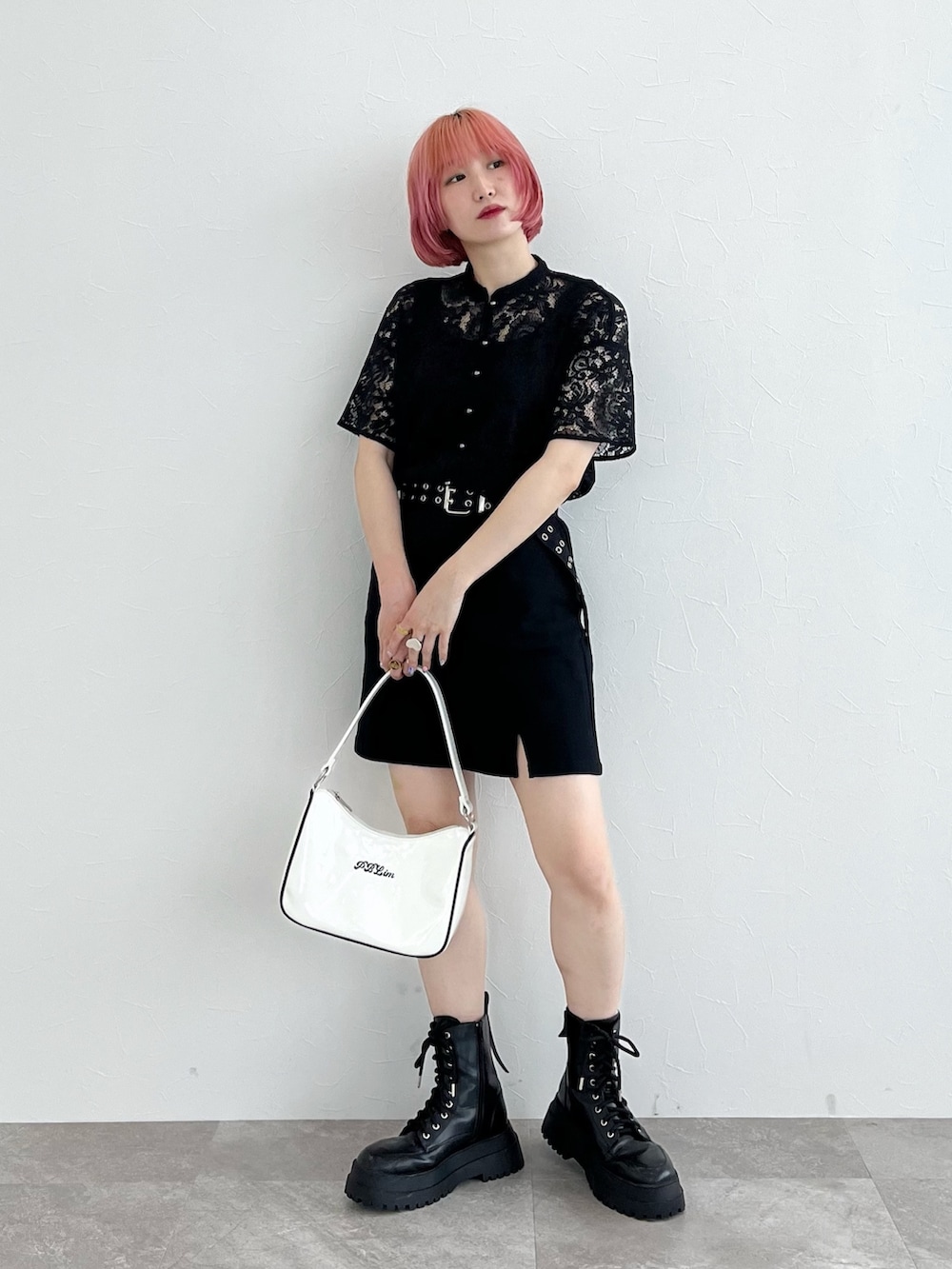 ブラック系のシャツ/ブラウス、ブラック系のトップス、ブラック系のスカートを着用したレディースの夏コーディネートの4枚目の写真