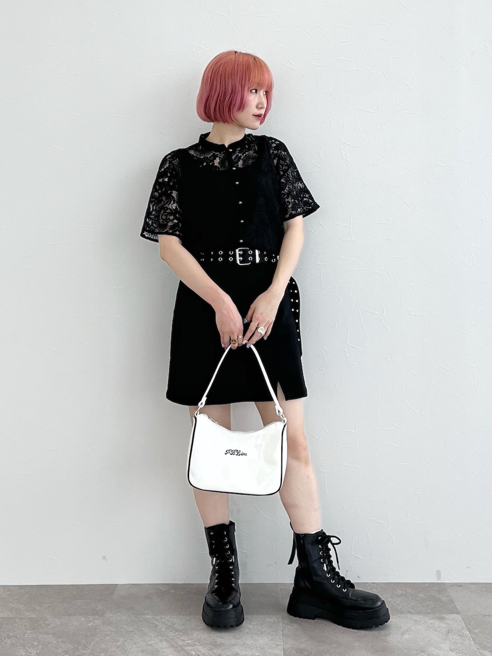 ブラック系のシャツ/ブラウス、ブラック系のトップス、ブラック系のスカートを着用したレディースの夏コーディネートの2枚目の写真