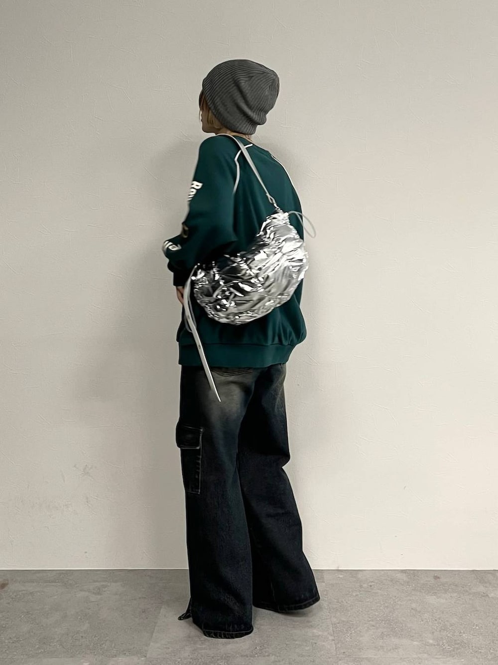 グリーン系のスウェットを着用したレディースの秋コーディネートの2枚目の写真