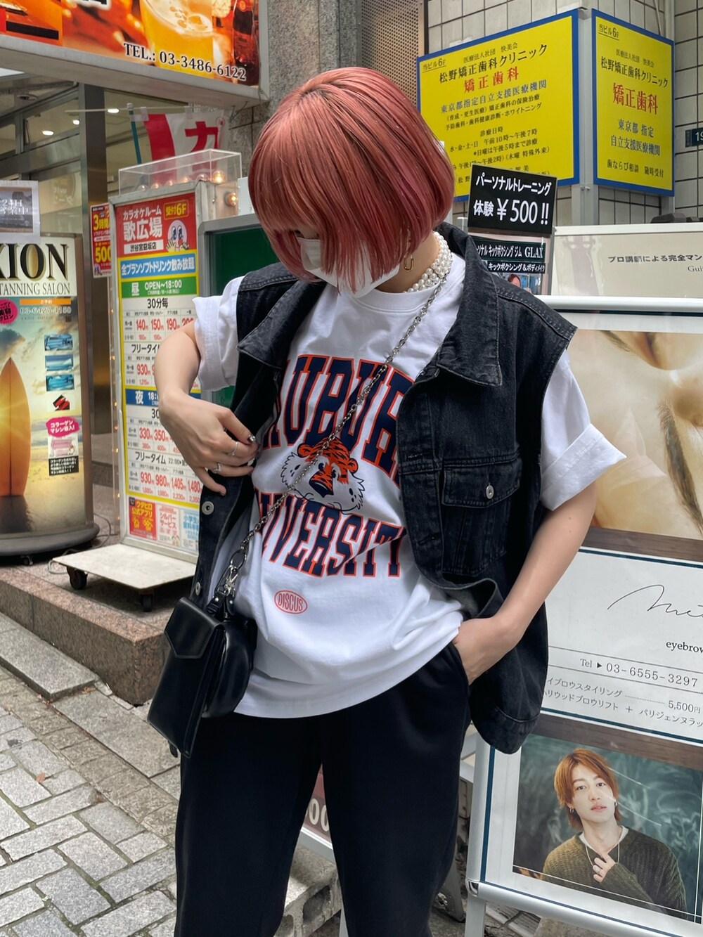 ホワイト系のTシャツ/カットソー、ブラック系のベスト、ブラック系のスウェットパンツを着用したレディースの夏コーディネートの2枚目の写真