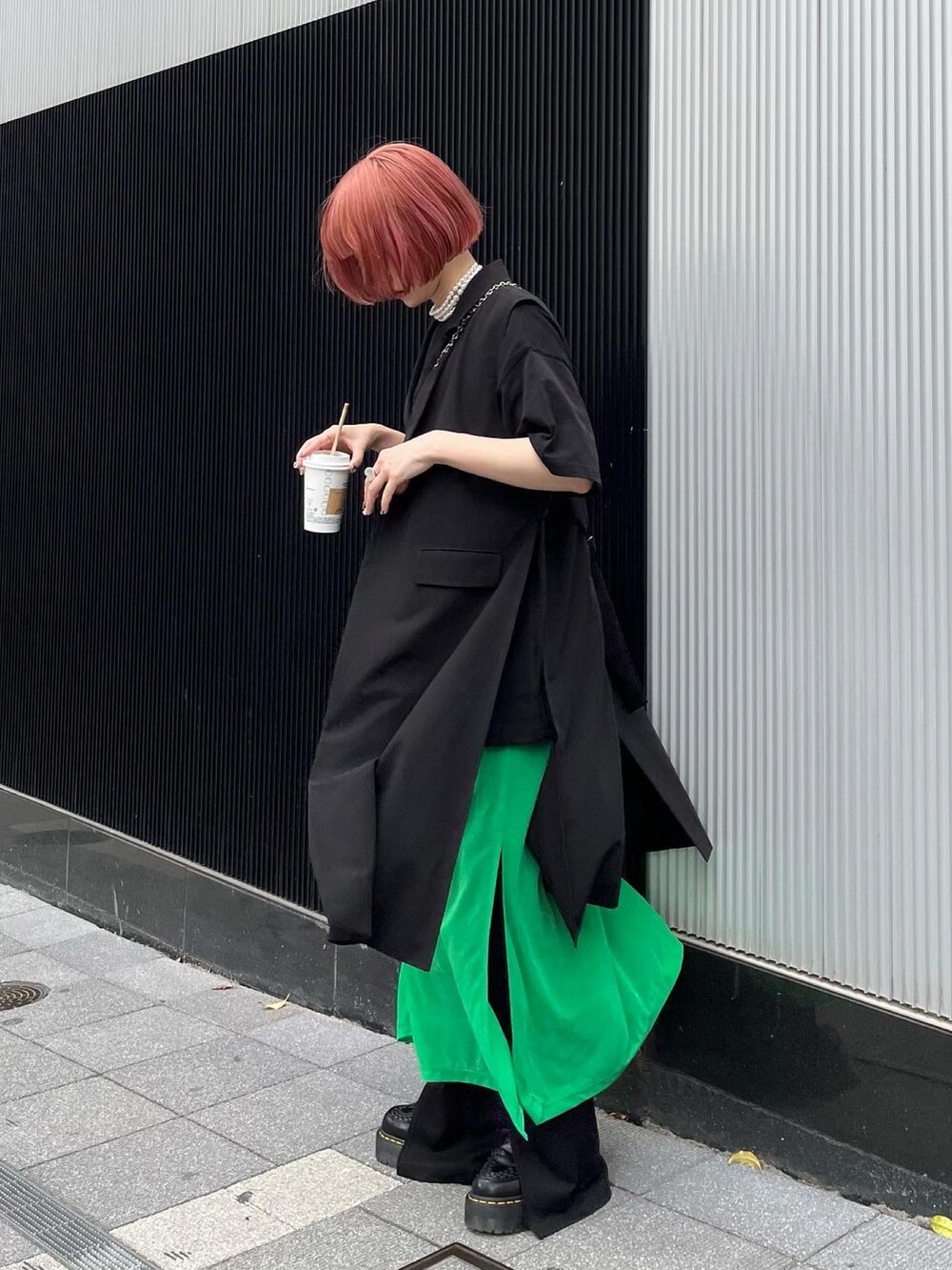 ブラック系のその他アウター、ブラック系のバッグ、ブラック系のTシャツ/カットソーを着用したレディースの夏コーディネートの3枚目の写真