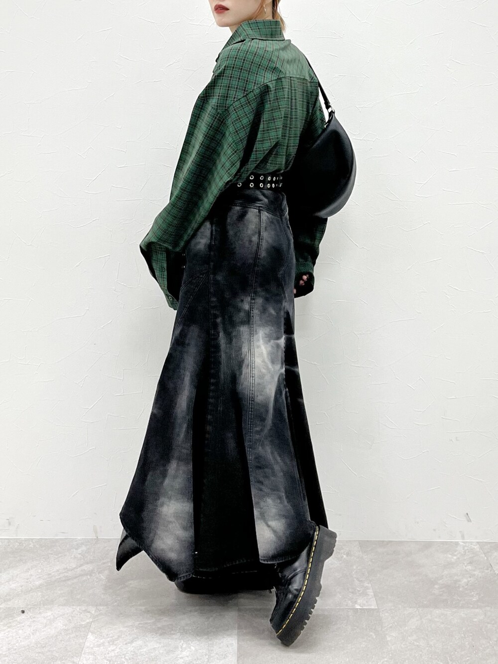 グリーン系のシャツ/ブラウス、ブラック系のデニムスカート、ブラック系のショルダーバッグを着用したレディースの冬コーディネートの4枚目の写真